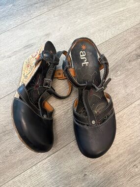 "The Art Company" wedge closed toe sandal/shoe black wooden floral